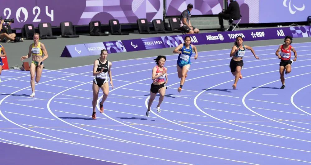 9月1日,中国选手史逸婷(左三)在比赛中。新华社记者 才扬 摄